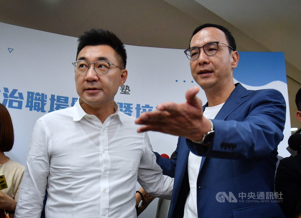 國民黨台北市議員徐巧芯首創台灣政治人才線上課程網站「日知學塾」,11日上午舉行結業式,國民黨主席江啟臣(左)、前國民黨主席朱立倫(右)出席。中央社記者王飛華攝 109年7月11日