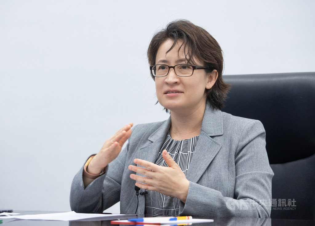 台灣首位女性駐美代表蕭美琴預定7月下旬赴任。她10日接受中央社專訪時提到,她不是職業外交官,但因此更可以有創新的做法、較無包袱,不會侷限在傳統政治外交,而是要推動全面的台美關係。中央社記者謝佳璋攝 109年7月11日