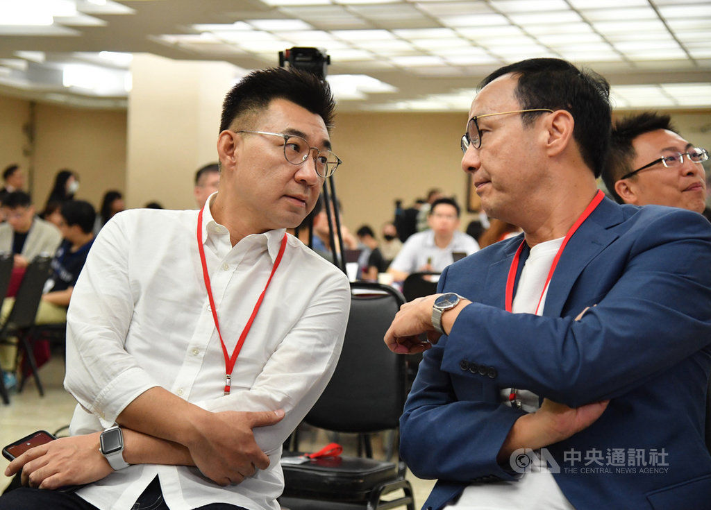 國民黨主席江啟臣(前左)、前國民黨主席朱立倫(前右)11日同台出席台灣政治人才線上課程網站「日知學塾」結業式,席間兩人進行交談。中央社記者王飛華攝 109年7月11日