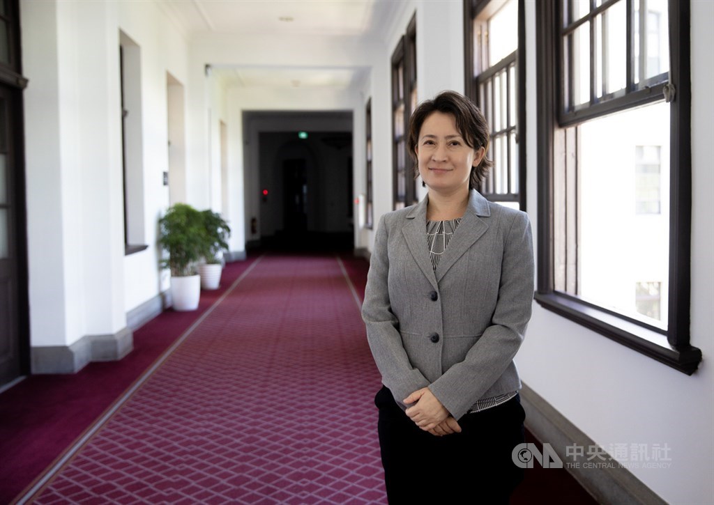 國家安全會議諮詢委員蕭美琴7月下旬將赴任駐美代表,她10日接受中央社專訪時說,台北精華區、台灣最偏遠的角落都曾是她的選區,過去的歷練讓她對台灣的社會有更全面了解,而她未來要代表台灣新的價值在美國,「我覺得(過去的經驗)應該是助力」。中央社記者謝佳璋攝 109年7月11日