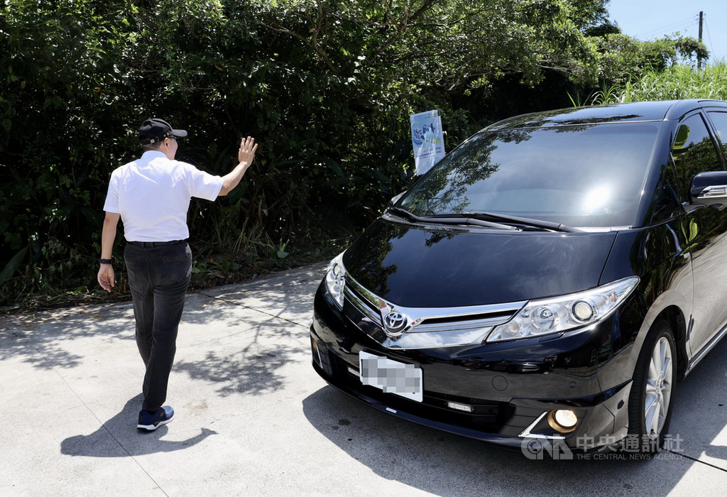 新北市長侯友宜(左)11日未陪同行政院長蘇貞昌參加中角灣衝浪活動,但攔下正要離開的蘇貞昌座車致意,感謝中央支持地方為國中小學裝冷氣。(新北市府新聞局提供)中央社記者黃旭昇新北傳真 109年7月11日