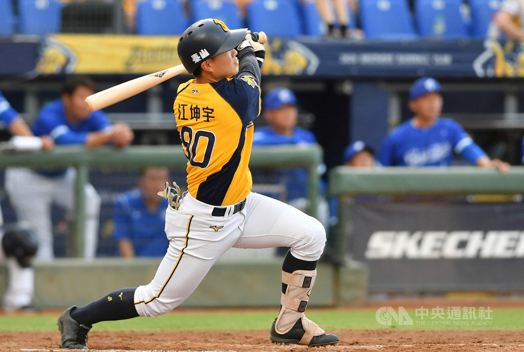 中職中信兄弟隊江坤宇11日出賽,4局下轟出滿貫全壘打,為生涯首發滿貫砲,也成為隊史最年輕、中職史上第3年輕敲出滿貫砲的球員。中央社記者張新偉攝 109年7月11日