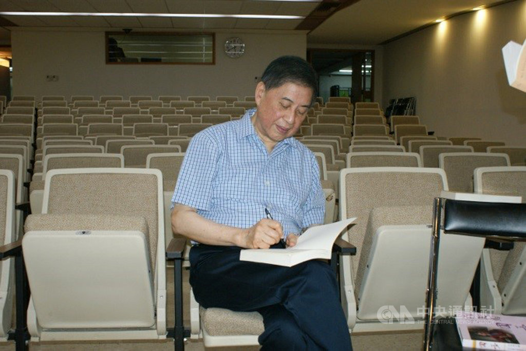 作家白先勇贈送國家圖書館12篇手稿,包括3篇關於台灣文學現代主義的論述、「牡丹亭」在歐洲巡迴演出的記憶、文化教育的感想等。(國圖提供)中央社記者陳至中台北傳真 109年7月11日