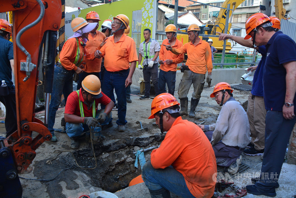 新北市永和區文化路一處工地旁11日上午發生路面塌陷事故,災後各單位獲報紛紛趕赴現場,天然氣公司人員到場搶修破損管線,避免災害擴大。中央社記者黃旭昇新北市攝 109年7月11日