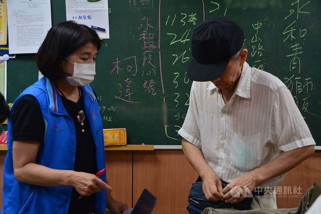 新北市永和區11日發生路面塌陷意外,周邊部分住戶緊急撤離,除相關單位全力救災,區公所與志工們也盡力安撫居民驚恐的心,成為安定力量之一。中央社記者黃旭昇新北市攝 109年7月11日