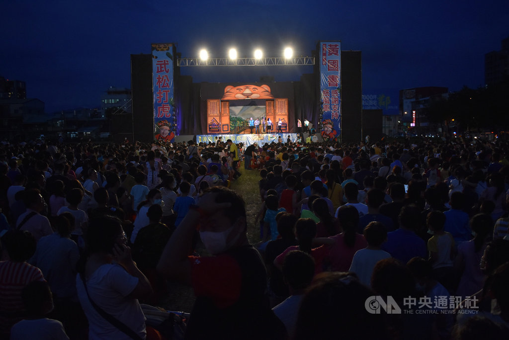 紙風車劇團浴火重生,11日晚間在台中進行6月遭祝融之災後首場戶外大型演出,吸引滿場觀眾支持,過程中大人、小孩笑聲不斷,場面相當熱絡。中央社記者蘇木春攝 109年7月11日