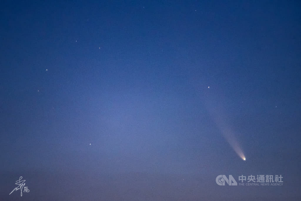 NEOWISE彗星11日清晨劃過太平洋上空,台東天文迷李明國捕捉到這顆彗星拖曳的光影,網友搶著分享。(李明國提供)中央社記者盧太城台東傳真 109年7月11日