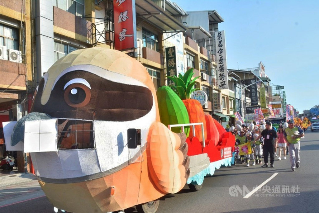 109年全國中等學校運動會18至23日將在屏東登場,縣府11日舉辦全中運吉祥物歡樂嘉年華遊行暖場造勢,首度亮相的賽事吉祥物「驕仔」造型花車超吸睛。(屏東縣政府提供)中央社記者郭芷瑄傳真 109年7月11日