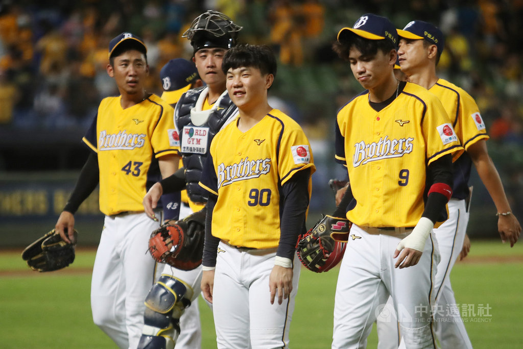 中職中信兄弟隊11日在洲際球場以17比0大勝富邦悍將隊,其中兄弟江坤宇(前中)4局轟出滿貫砲,為生涯首發滿貫全壘打,也成隊史最年輕、中職史上第3年輕敲出滿貫砲的球員,他賽後笑說,「滿興奮的」。中央社記者張新偉攝 109年7月11日