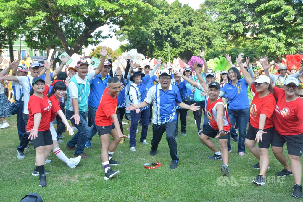 109全中運18至23日將在屏東熱鬧登場,縣府11日舉行全中運吉祥物歡樂嘉年華遊行,縣長潘孟安(前中)與眾人大跳「驕仔舞」,炒熱現場歡樂氣氛。(屏東縣政府提供)中央社記者郭芷瑄傳真 109年7月11日