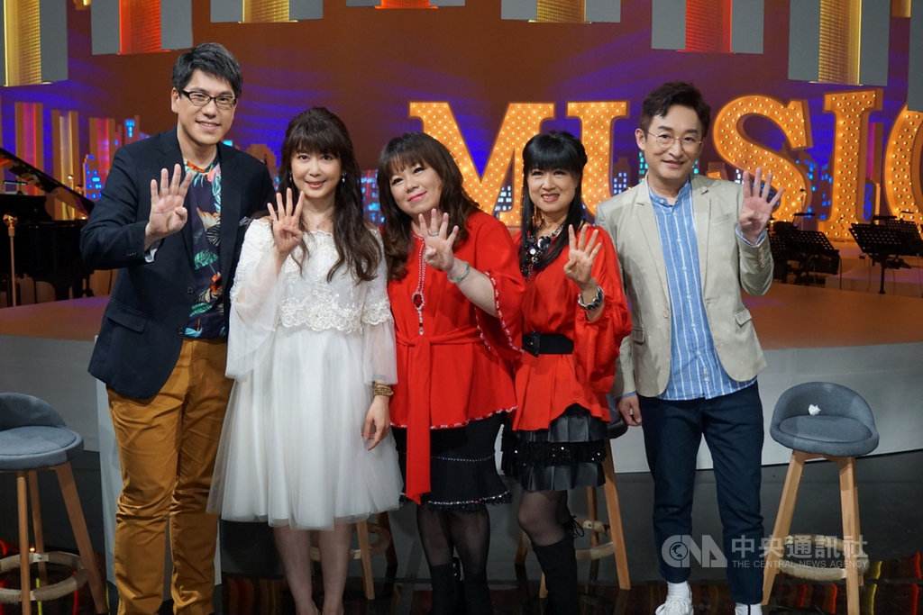 公視節目「音樂萬萬歲4」最新一集以「我們純真的年代—流行民歌」為主題,邀請歌手孟庭葦(左2)、南方二重唱(紅衣者)、徐哲緯(右1)獻唱多首經典歌曲。左1為主持人馬世芳。(公視提供)中央社記者葉冠吟傳真 109年7月11日