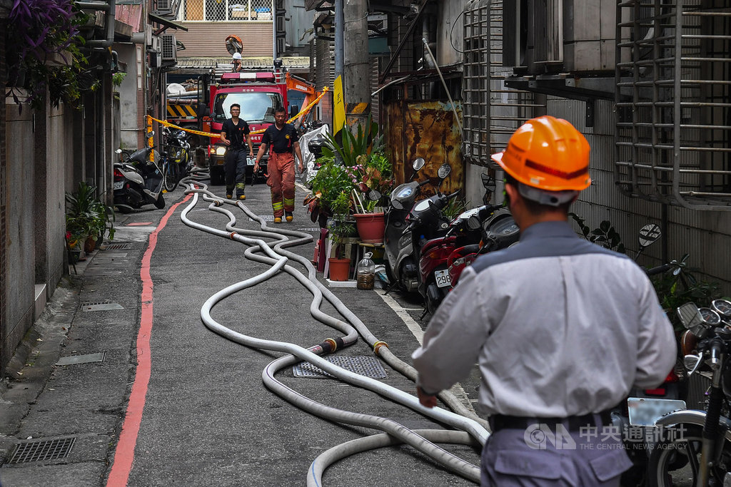 新北市永和區文化路113巷附近一處工地11日上午施工時不慎挖破瓦斯管線,消防局出動水車前往布設水線防護,加強通風並疏散住戶,以防意外狀況發生。中央社記者林俊耀攝 109年7月11日