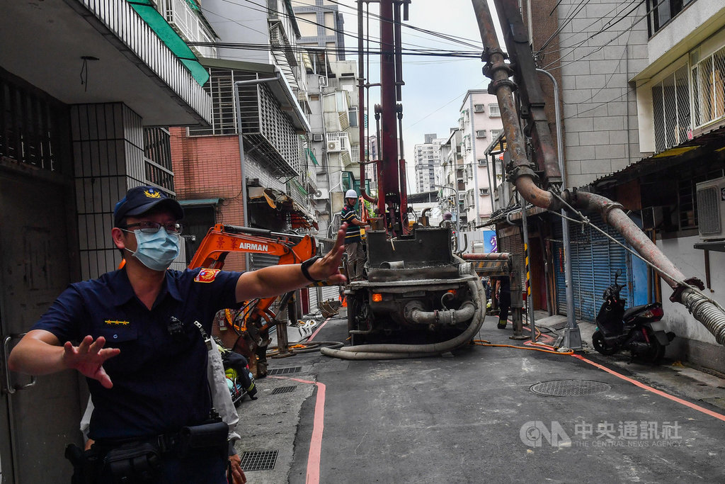 新北市永和區文化路一處工地11日上午施工時不慎挖破瓦斯管線,路面嚴重塌陷,警消獲報趕赴現場處理,警方協助疏散周邊民眾,並避免民眾接近。中央社記者林俊耀攝 109年7月11日
