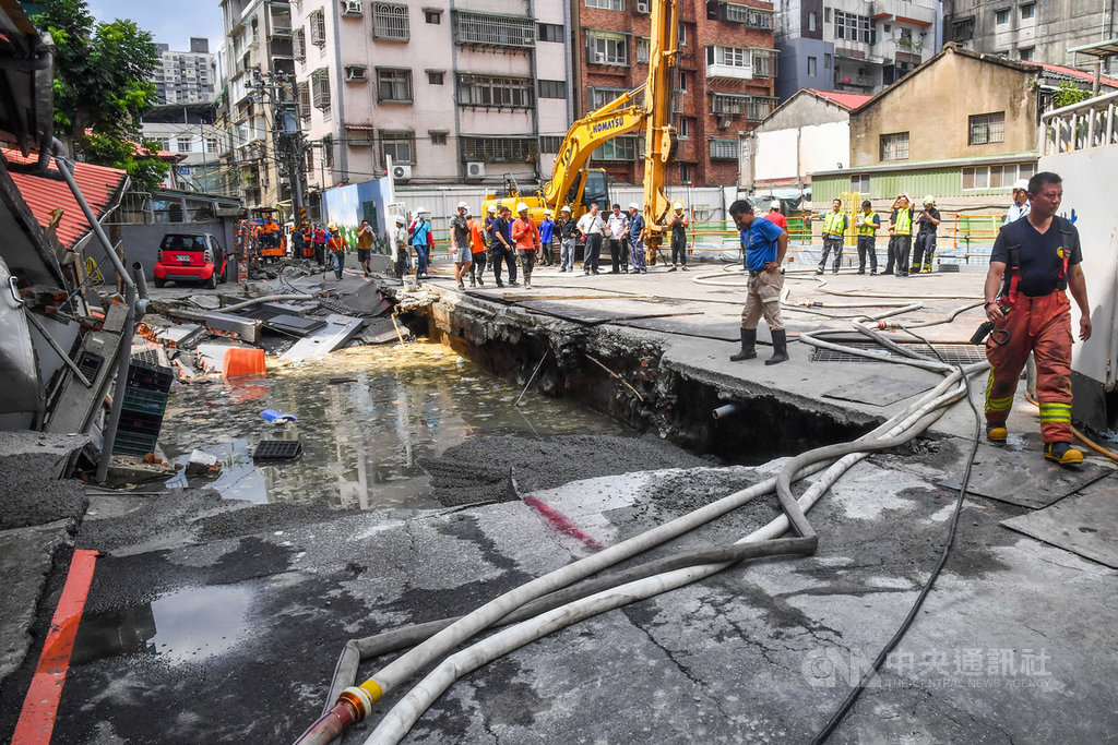新北市永和區文化路113巷附近一處工地11日上午施工時不慎挖破瓦斯管線,新北市政府消防局據報前往警戒、疏散住戶,並通知瓦斯公司前往處理,將暫時先回填土方。中央社記者林俊耀攝 109年7月11日
