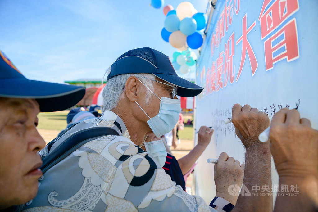 澎湖縣竹灣國小「竹灣慶百年、風情展萬千」創校100週年慶祝大會,11日熱鬧登場,公共藝術裝置「海龜破浪」同步揭牌,與會來賓簽名留念。中央社 109年7月11日