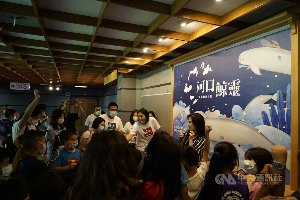 連江縣政府文化處舉辦「河口鯨靈」鯨豚生態展11日在馬祖民俗文物館開幕,首日並舉辦導覽活動,透過互動問答遊戲,帶領大、小朋友一起學習鯨豚知識。中央社記者邱筠攝 109年7月11日