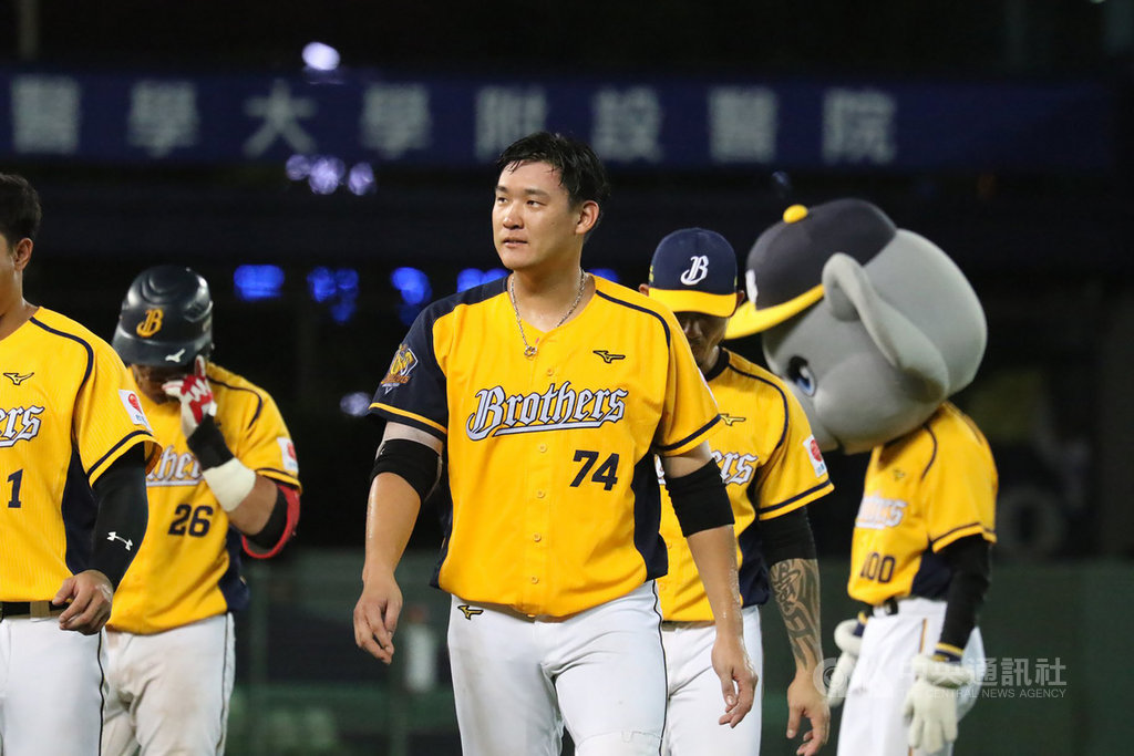 中華職棒中信兄弟隊許基宏(中)10日出賽轟出3分砲,本季達10轟,也是睽違3年再度單季雙位數全壘打,他11日表示,這些年來很感謝教練、學長們的鞭策。(中信兄弟隊提供)中央社記者楊啟芳傳真 109年7月11日