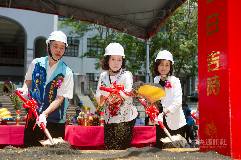 宜蘭礁溪國小地下停車場新建工程開工動土典禮11日舉行，縣長林姿妙（中）等人執鏟，工程預計民國110年底完工，將可提供358席汽車格位，協助解決假日車位不足問題。（宜蘭縣政府提供）中央社記者沈如峰宜蘭縣傳真　109年7月11日