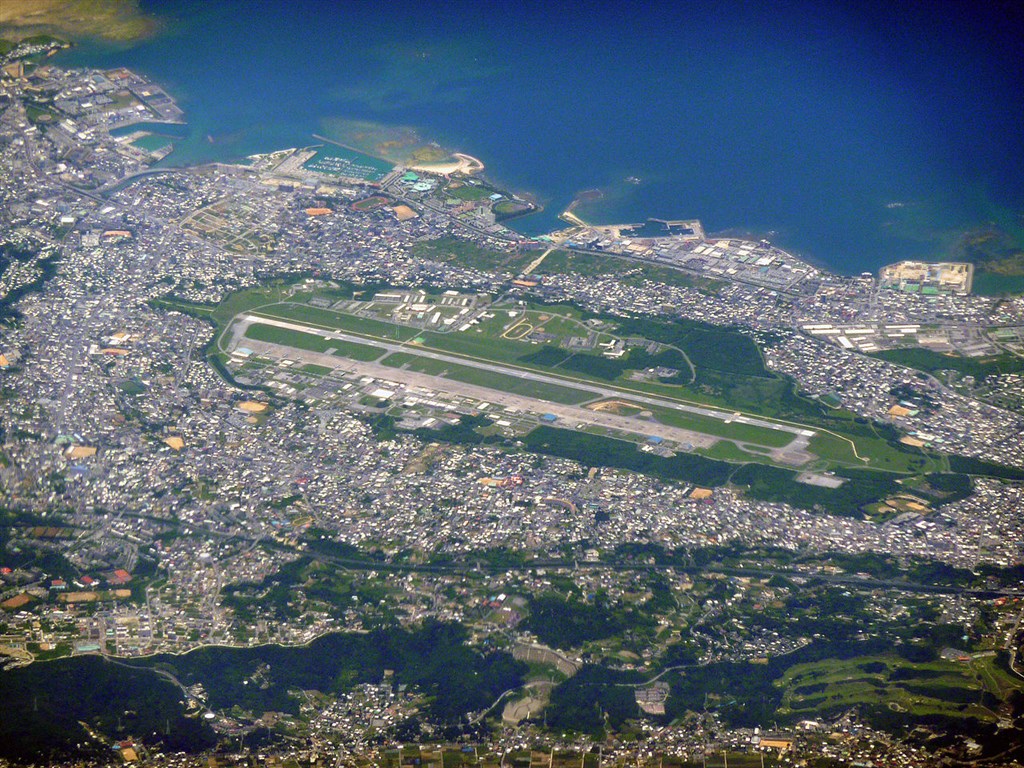 根據沖繩縣政府所公布資訊,11日普天間機場基地(圖)新增32人確診武漢肺炎、漢森營新增13人染疫。(圖取自維基共享資源網頁;作者Sonata,CC BY-SA 3.0)