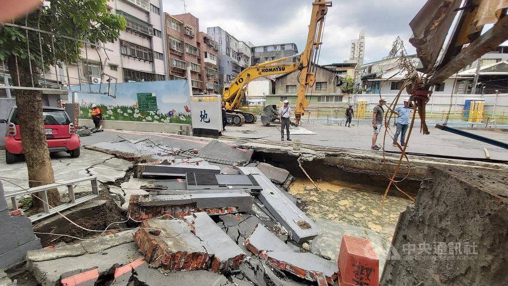 新北市永和區文化路113巷一處工地11日疑因施工不慎造成地面塌陷,鄰近民宅建築物結構因而受損,所幸無人受傷。(新北市政府工務局提供)中央社記者魯鋼駿傳真 109年7月11日