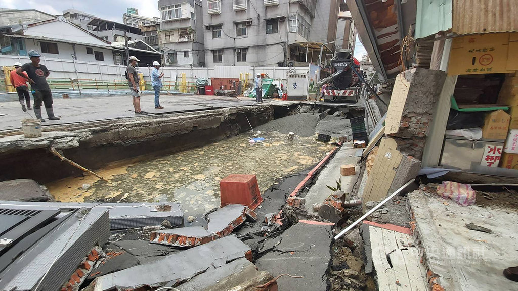 新北市永和區文化路113巷一處工地,11日疑因施工不慎造成地面嚴重塌陷,新北市工務局表示,第一時間先調度混凝土車到場,灌漿塌陷處以穩固地基,另也聯繫消防局派車到場於基地內灌水,讓基地內、外壓力平衡,盡快完成初步路面搶修。(新北市政府工務局提供)中央社記者魯鋼駿傳真 109年7月11日