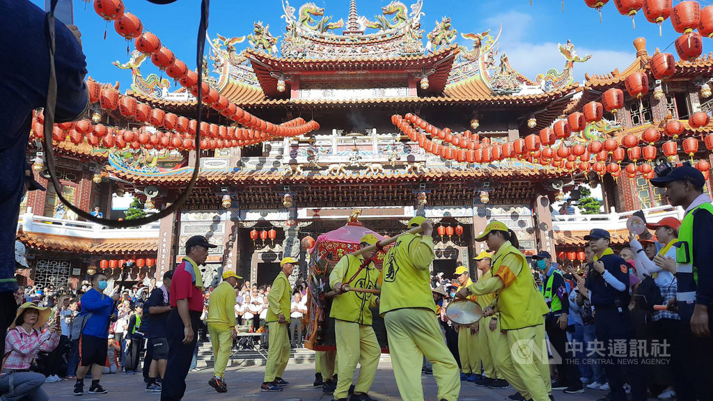 苗栗縣通霄鎮白沙屯拱天宮媽祖進香回鑾,11日進入台中市,下午約5時抵達清水紫雲巖,晚間將駐駕,許多信徒湧入廟埕,相當熱鬧。(民眾提供)中央社記者蘇木春傳真 109年7月11日