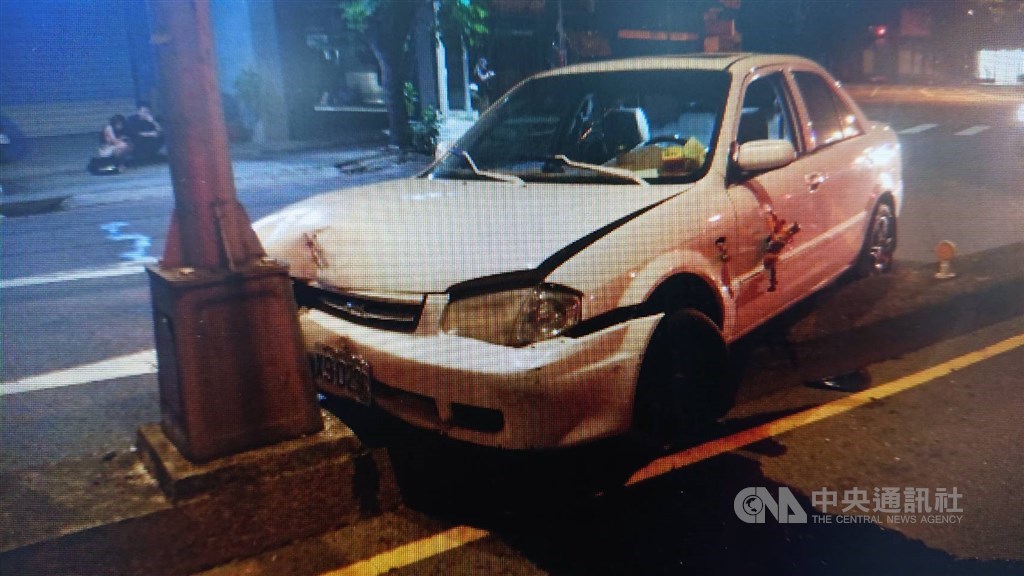 台中市孔姓男子11日凌晨開車行經西屯區一處路口,因車速過快失控撞上安全島,造成車頭嚴重凹陷。(民眾提供)中央社記者蘇木春傳真 109年7月11日