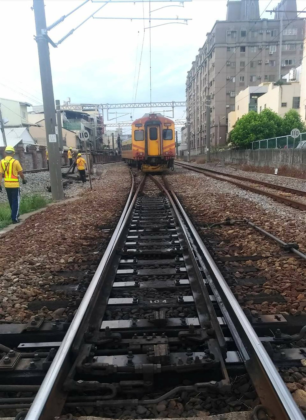 交通部台灣鐵路管理局表示,140次彰化開往七堵自強號10日晚間6時10分從彰化站站內南邊拖上線調車時出軌,經漏夜搶修,11日清晨恢復雙線通車。(台鐵局提供)中央社記者蕭博陽彰化縣傳真 109年7月10日