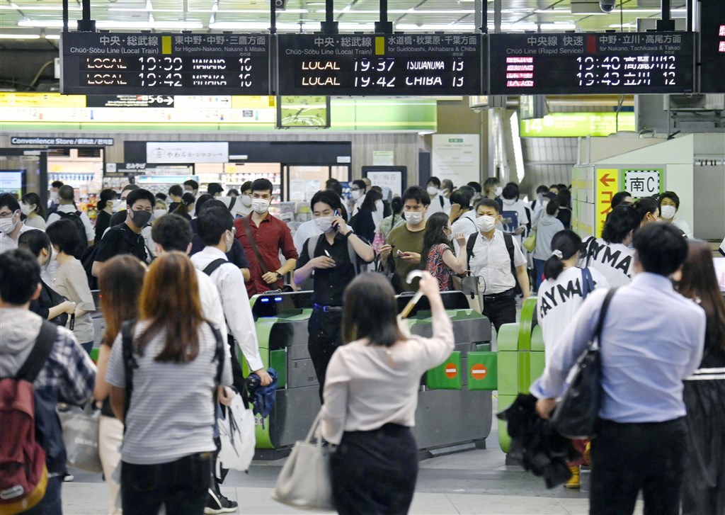 日本東京都武漢肺炎疫情持續升溫,11日單日確診病例新增206例,首度連續3天破200例。圖為9日JR新宿站乘客戴口罩搭乘大眾運輸。(共同社提供)