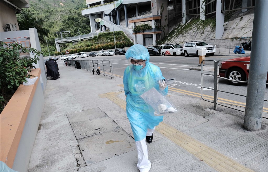 香港11日新增29例武漢肺炎確診,其中17例為本土病例,12例為境外移入。圖為醫護人員前往檢疫中心。(中新社提供)