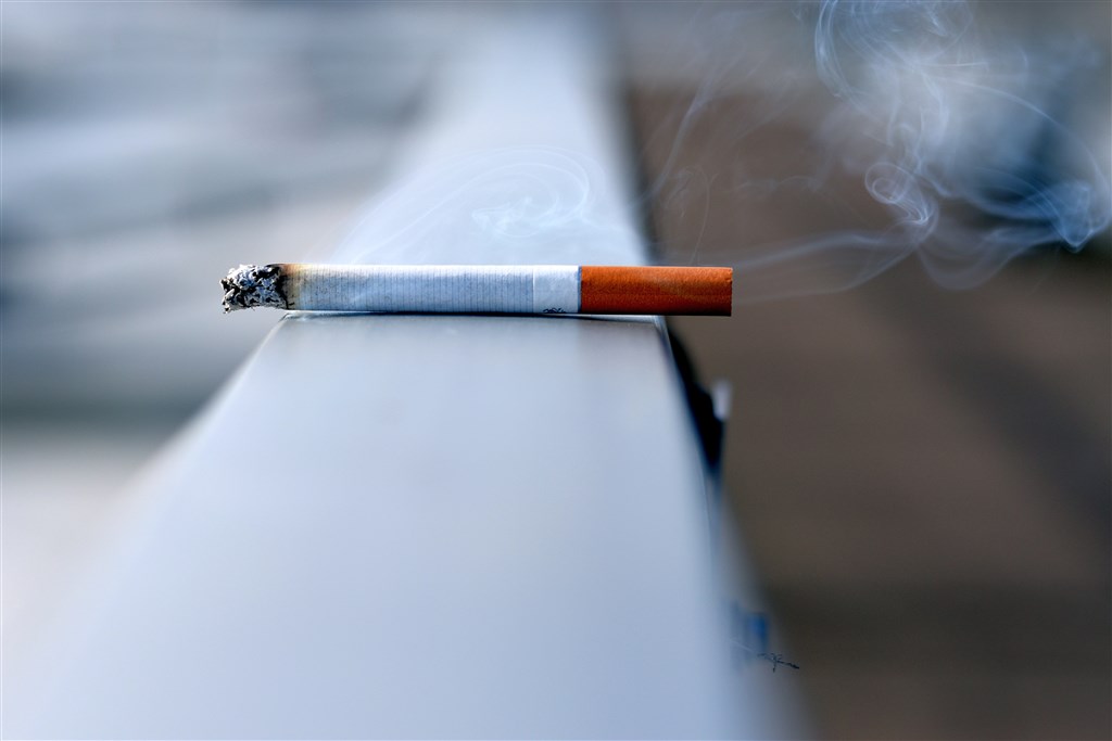 醫師提醒,肺阻塞在台灣一年奪走5000條性命,患者90%以上都是老菸槍,「咳、痰、喘」症狀是重要警訊,務必戒菸並就醫治療。(示意圖/圖取自Unsplash圖庫)