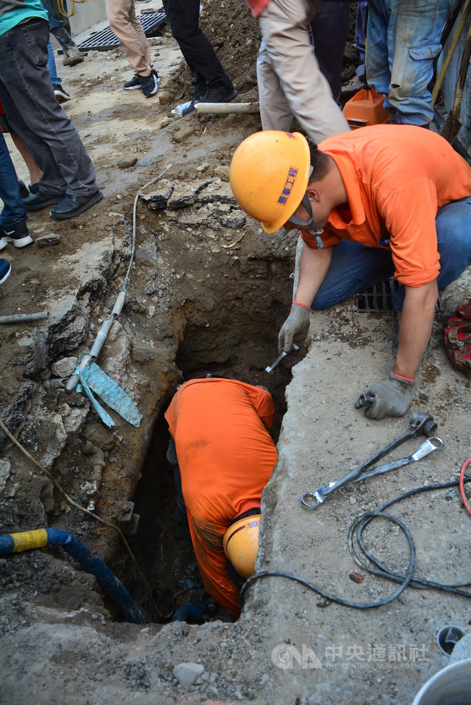 新北市永和區文化路一處巷弄內11日發生路面塌陷事故,各單位緊急進駐搶修,所幸瓦斯管線破裂時未引起更大的火警災害,天然氣公司也迅速派員到場搶修破損管線。中央社記者黃旭昇新北市攝 109年7月11日