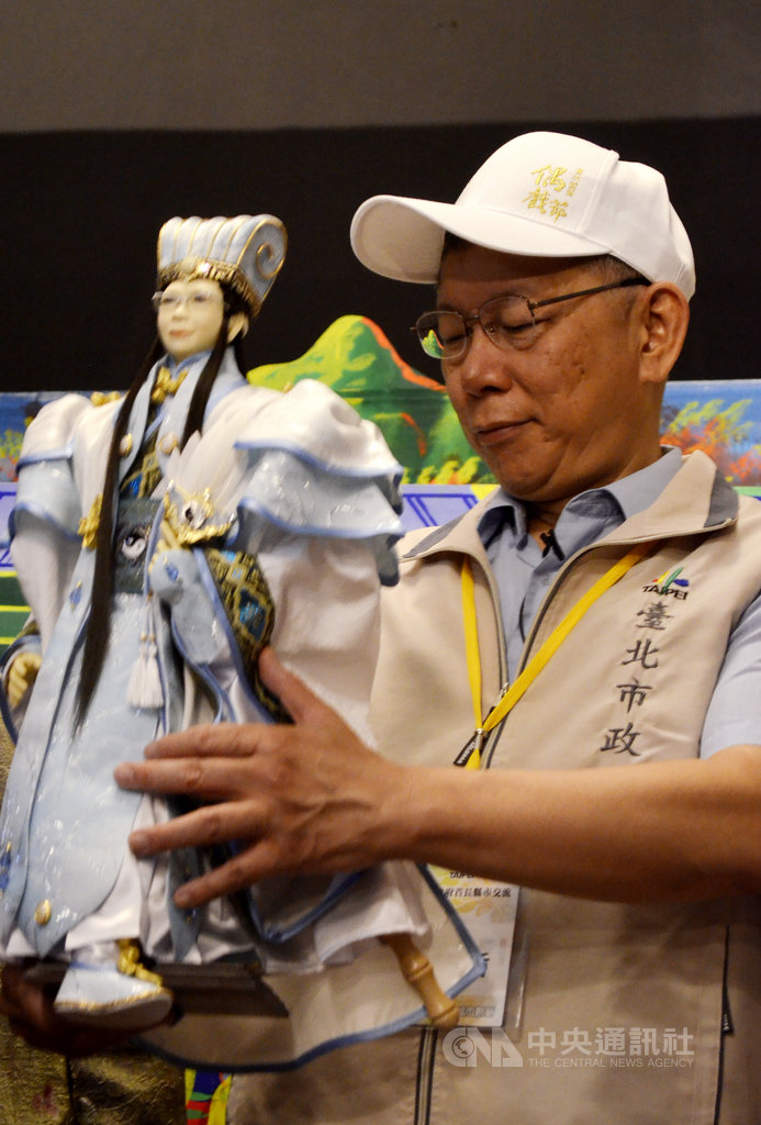 台北市長柯文哲(圖)11日參訪雲林布袋戲館,館長方志銘特別致贈柯文哲版的布袋戲偶給柯文哲,神韻唯妙唯肖,讓柯文哲相當驚喜。中央社記者蔡智明攝 109年7月11日