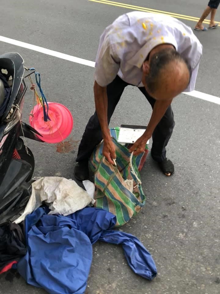 台南市胡姓老翁10日在善化區賣芒果,卻遭對方拿芒果砸,揭露此事的網友在網路上分享當時照片。(圖取自爆料公社網頁bc3ts.com)