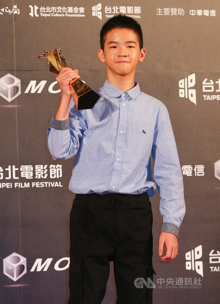 2020台北電影獎11日晚間在台北中山堂盛大舉行頒獎典禮,年僅13歲的演員李英銓以電影「那個我最親愛的陌生人」獲最佳男配角獎。中央社記者謝佳璋攝 109年7月11日
