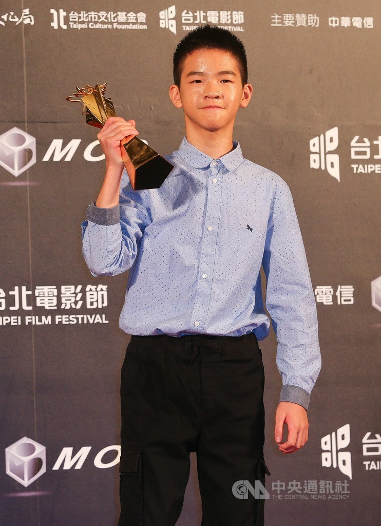 2020台北電影獎11日晚間在台北中山堂盛大舉行頒獎典禮,年僅13歲的演員李英銓以電影「那個我最親愛的陌生人」獲最佳男配角獎。中央社記者謝佳璋攝 109年7月11日