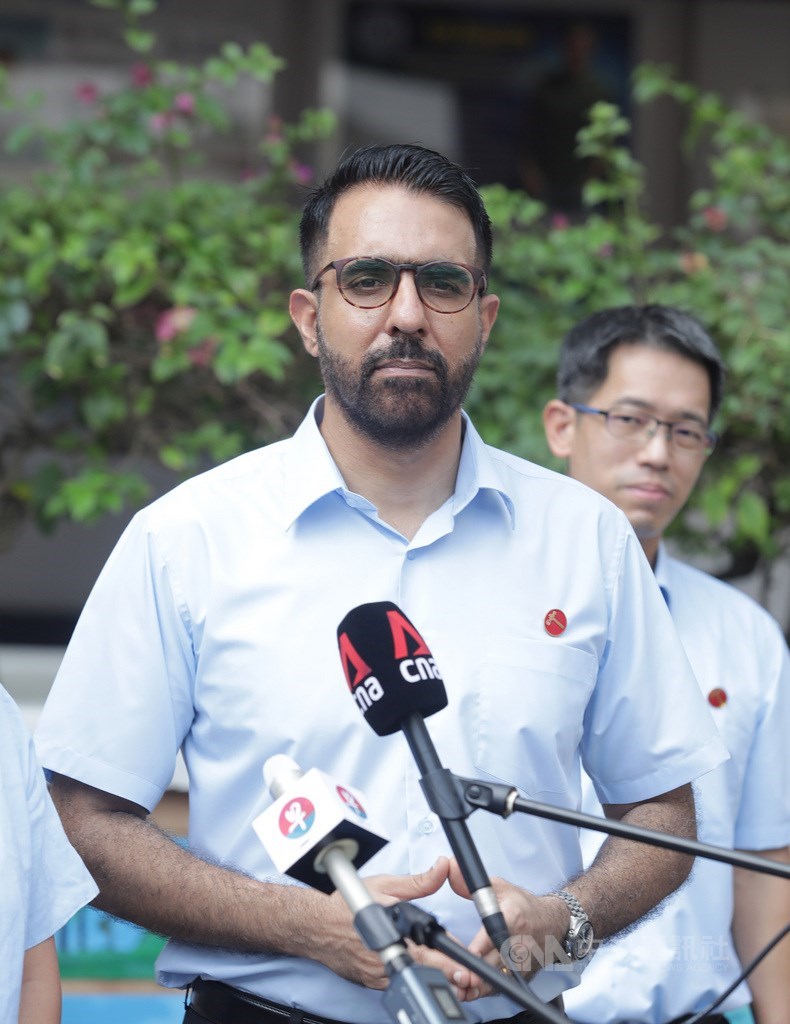 新加坡大選11日揭曉,反對黨工人黨在國會93席中搶下10席,黨魁畢丹星(前)指出,與工人黨要拿下1/3議席目標仍有距離,將持續在選區努力耕耘。(中央社檔案照片)