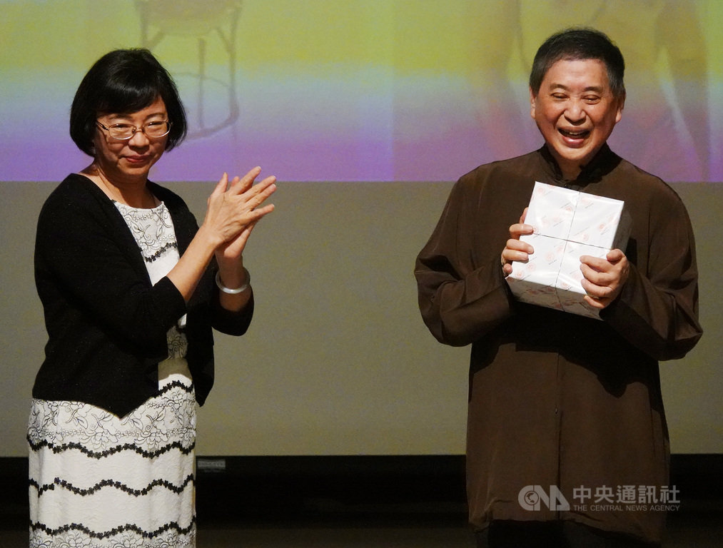 作家白先勇(右)12日捐贈12件手稿給國家圖書館,並接受國家圖書館長曾淑賢(左)贈送紀念品,國圖除了完整保存珍貴手稿外,也將掃描並放入當代名人手稿典藏系統,開放網路閱覽。中央社記者鄭傑文攝 109年7月12日