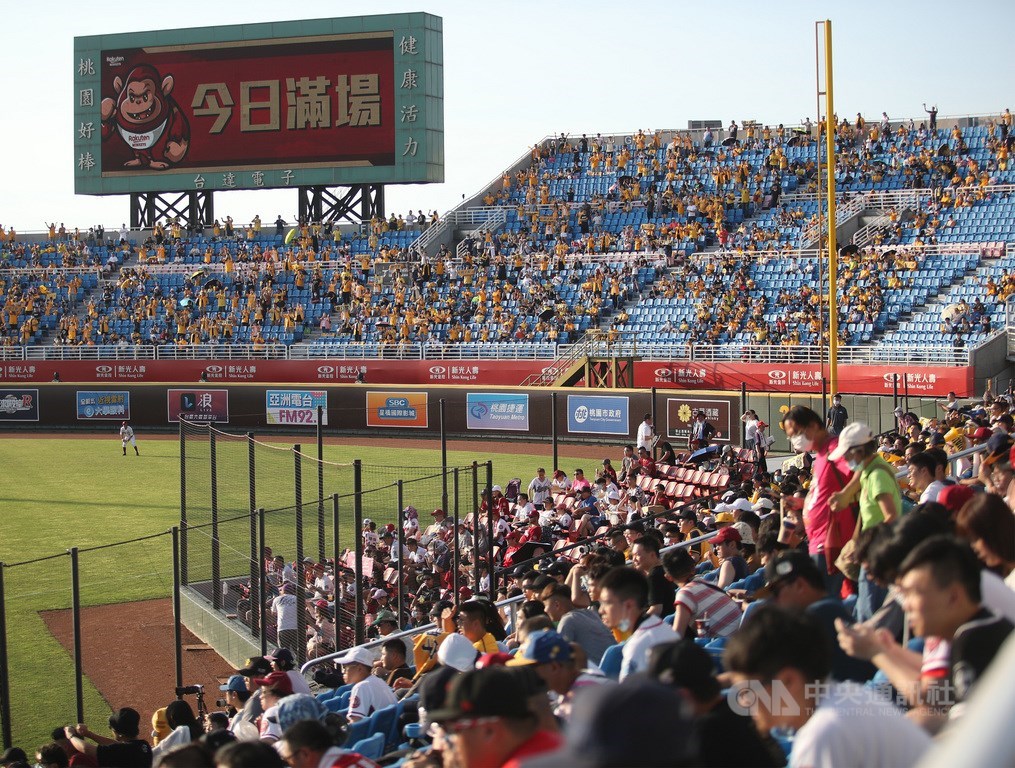 中職樂天桃猿隊12日續寫主場神話,終場以4比3取勝,力阻兄弟拋封王彩帶。圖為大批球迷進場觀戰,外野大螢幕顯示今日滿場字樣。中央社記者張新偉攝 109年7月12日