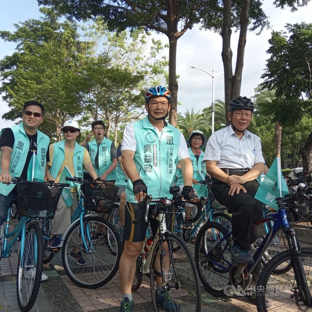 民眾黨高雄市長補選參選人吳益政(前右2)12日在高雄市新興區舉辦競選總部成立大會,與黨主席柯文哲(前右)等人先在鳳山區的高雄市議會前騎腳踏車前往現場。中央社記者陳朝福攝 109年7月12日