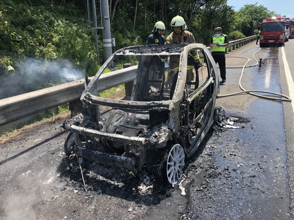 國道3號北上新竹縣芎林路段12日一輛自小客車停在路肩,不久後車輛竟自燃,警消趕抵現場將火勢撲滅,但車已被燒得僅剩骨架,所幸駕駛已先自行脫困,未釀傷亡。(讀者提供)中央社記者魯鋼駿傳真 109年7月12日