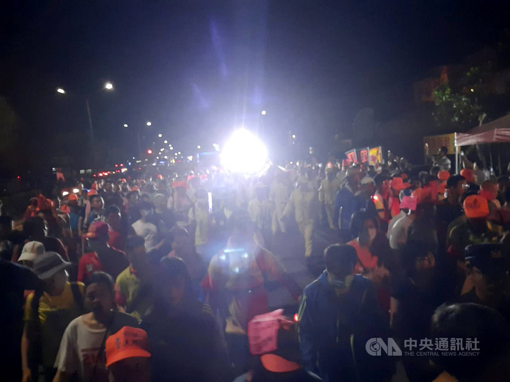 白沙屯媽祖回鑾12日凌晨起駕,儘管半夜出發,仍有大批熱情民眾跟隨媽祖鑾轎,台中水警分局也出動警力協助疏導交通。(民眾提供)中央社記者蘇木春傳真 109年7月12日