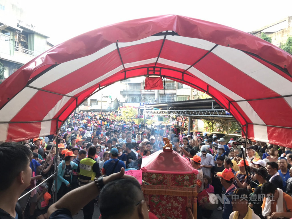 白沙屯媽祖回鑾12日因適逢假日,神轎經過之處人潮滿滿、鞭炮聲不斷,台中大甲警分局也派出警力,協助疏導交通與人群。(民眾提供)中央社記者蘇木春傳真 109年7月12日