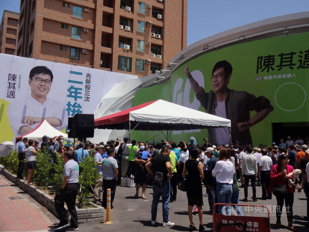 民進黨高雄市長補選參選人陳其邁競選總部12日舉行啟用祈福典禮,位於左營區孟子路的競選總部,一早就湧入大批支持者到場祝賀。中央社記者陳朝福攝 109年7月12日