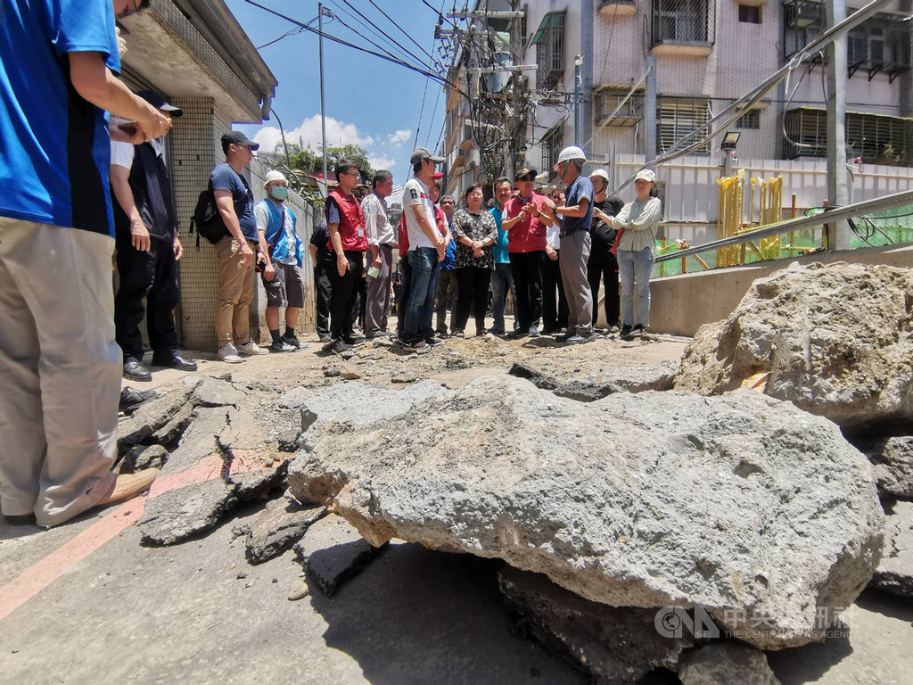 新北市永和區文化路113巷內集合住宅新建工程11日因施工不慎造成地面塌陷,造成鄰近民宅建築物結構受損,市長侯友宜(前右2,紅背心)12日前往視察,瞭解工程復原進度。(新北市消防局提供) 中央社記者葉臻傳真 109年7月12日