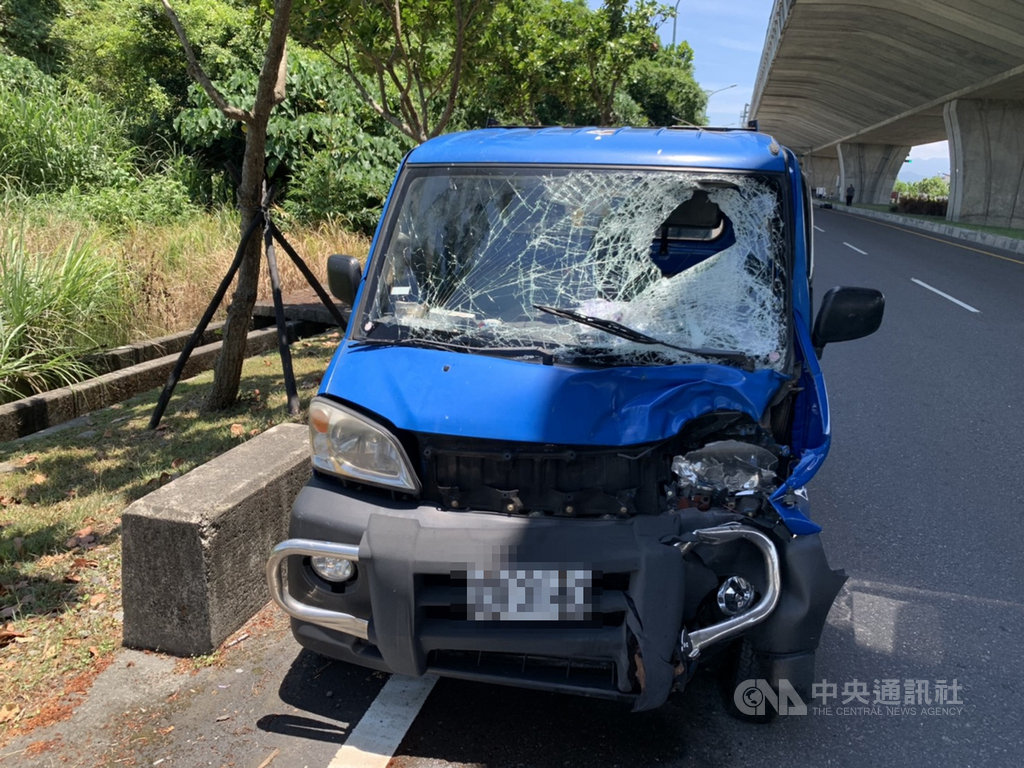 宜蘭縣壯圍鄉美福路2段12日發生貨車與電動機車相撞事故,造成貨車擋風玻璃破裂、板金凹陷。(讀者提供)中央社記者王朝鈺傳真 109年7月12日