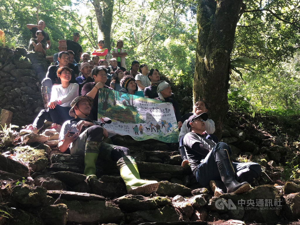 花蓮縣文化局推動「再造歷史現場專案計畫-拉庫拉庫溪流域布農族舊社溯源與重塑計畫」,研究團隊以「自己的老家自己勘」為名,從今年4月起舉辦一系列舊部落調查的工作坊與課程,邀集卓溪鄉的布農族人參與。(花蓮縣文化局提供)中央社記者李先鳳傳真 109年7月12日