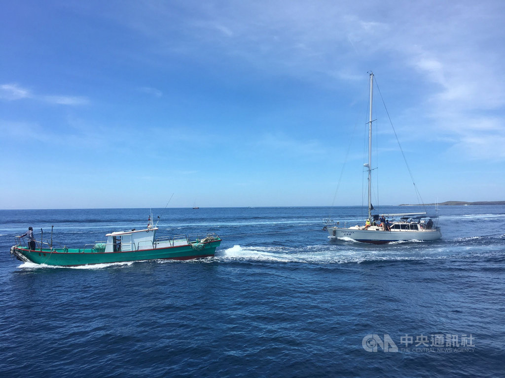 一艘抵澎準備參加帆船賽的「幻多奇」帆船,12日出海練習時疑在澎湖西吉淺礁區擱淺進水,所幸在「百樂」漁船拖救與巡防艇戒護下,就近拖進東吉港,船上人員均安。(澎湖海巡隊提供)中央社 109年7月12日