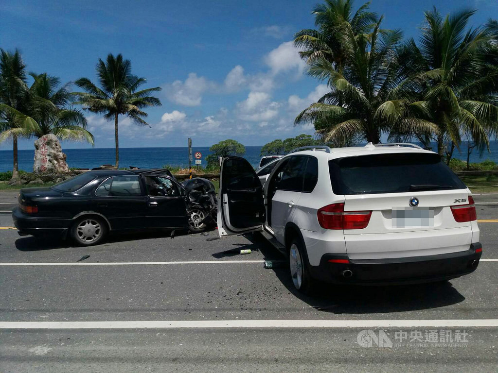 台東成功鎮省道台11線100.5公里處12日下午發生車禍,白色自小客車駕駛酒駕駛入對向車道,與黑色自小客車發生碰撞,黑色自小客車上一家3人受傷,其中1名孩童傷勢較重,送醫救治中。(台東縣警察局提供)中央社記者李先鳳傳真 109年7月12日