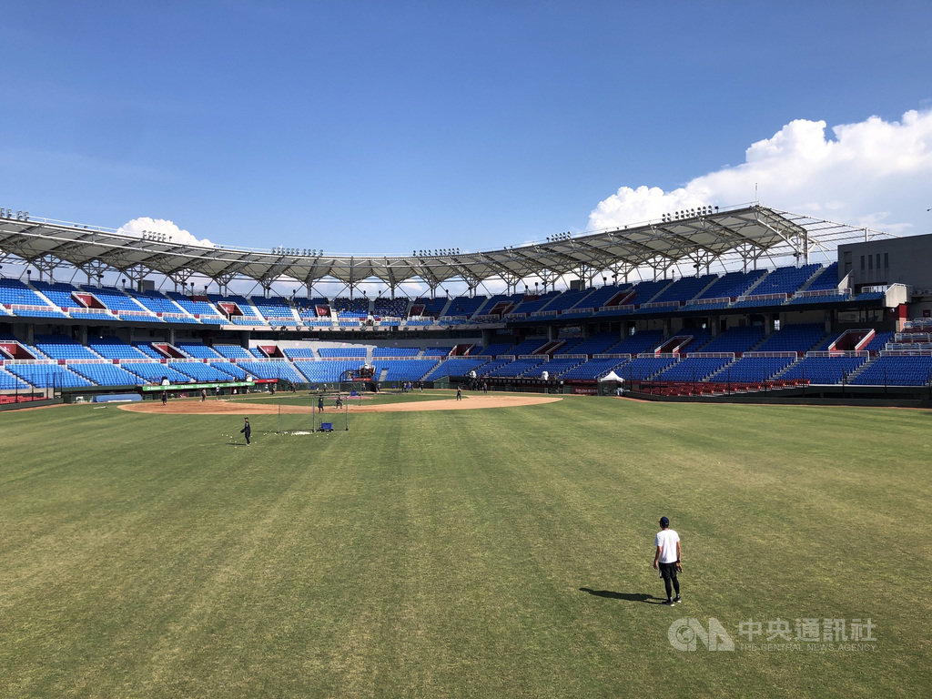 中職樂天桃猿隊12日在主場桃園棒球場迎戰中信兄弟隊,桃猿以桃園球場為主場後,從沒讓客隊拋過彩帶,桃猿投手群全員待命、全力搶勝。中央社記者王騰毅攝 109年7月12日